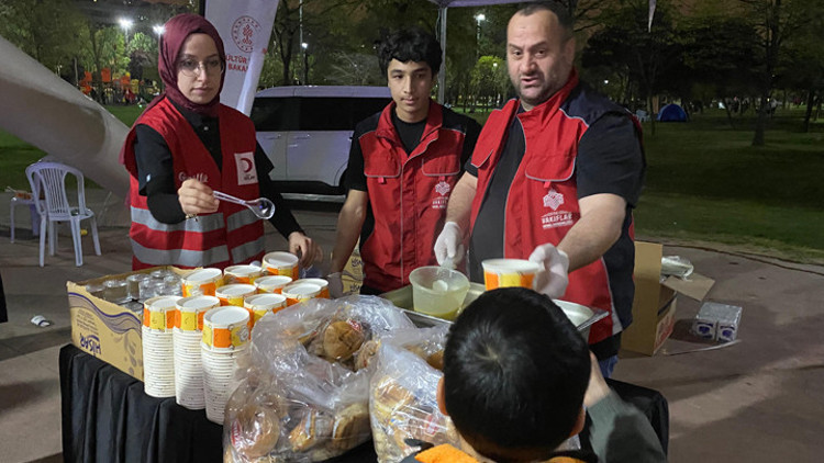 Vakıflar Genel Müdürlüğü geceyi parklarda geçirenlere çorba ikram etti