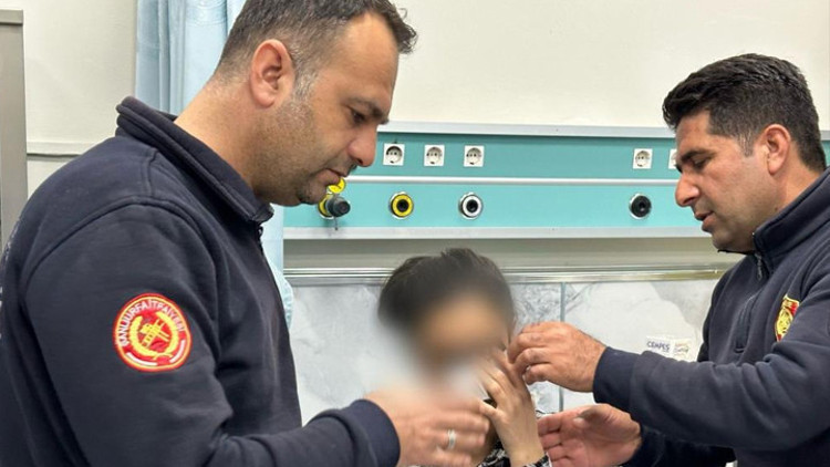 Şanlıurfada 15 yaşındaki çocuk, elbise giyerken gözünü fermuara sıkıştırdı Şanlıurfada 15 yaşındaki çocuk, elbise giyerken gözünü fermuara sıkıştırdı