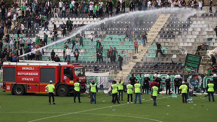 Denizlispor ilk kez amatöre düştü, taraftar stadı yaktı