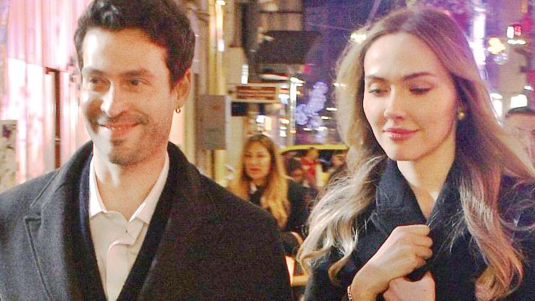 Ekin Koç sevgilisi ile İstiklal turunda