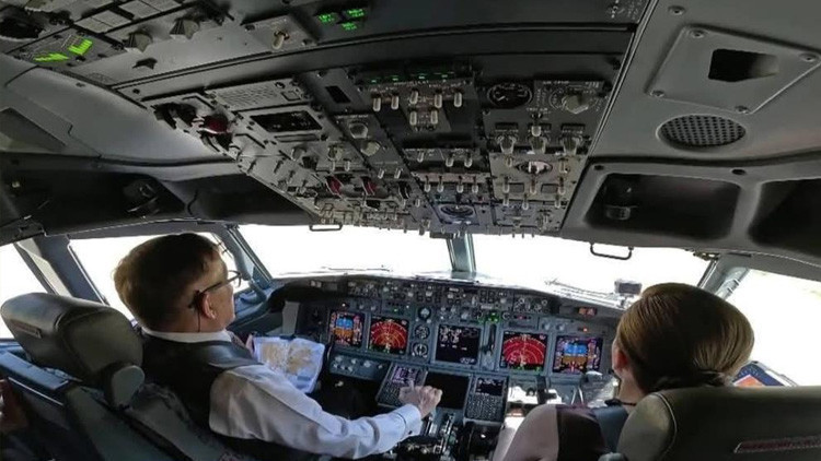 İlk kez yurt dışına çıktılar: Kral ve Kraliçe uçağı kendileri kullandı İlk kez yurt dışına çıktılar: Kral ve Kraliçe uçağı kendileri kullandı