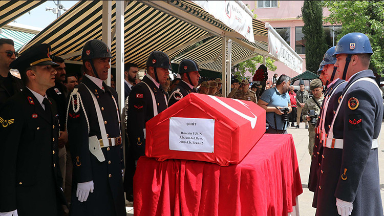 Eğitim faaliyetindeki kazada şehit olan astsubay toprağa verildi