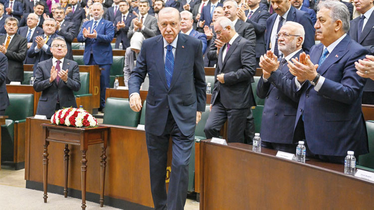 Grup toplantısında muhalefete yüklendi: ‘Şeffaf olacaklardı bantçı olup çıktılar’ Grup toplantısında muhalefete yüklendi: ‘Şeffaf olacaklardı bantçı olup çıktılar’