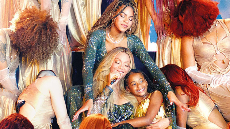 Kızlarıyla sahnede