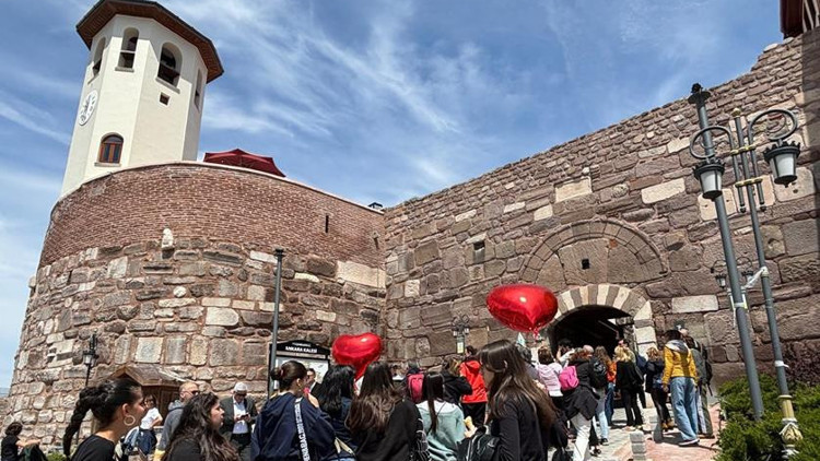 Surdaki çatlak artık yok