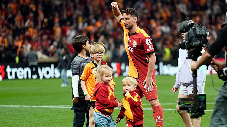 Galatasarayda maç sonu 3lüsü Mertens ve Musleradan