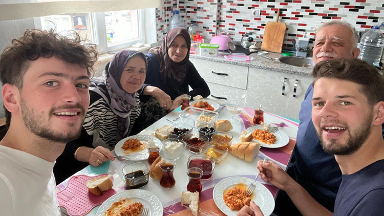 Depremzedeler için Türkiye’ye gelen 2 Fransız’ı evinde ağırladı Depremzedeler için Türkiye’ye gelen 2 Fransız’ı evinde ağırladı