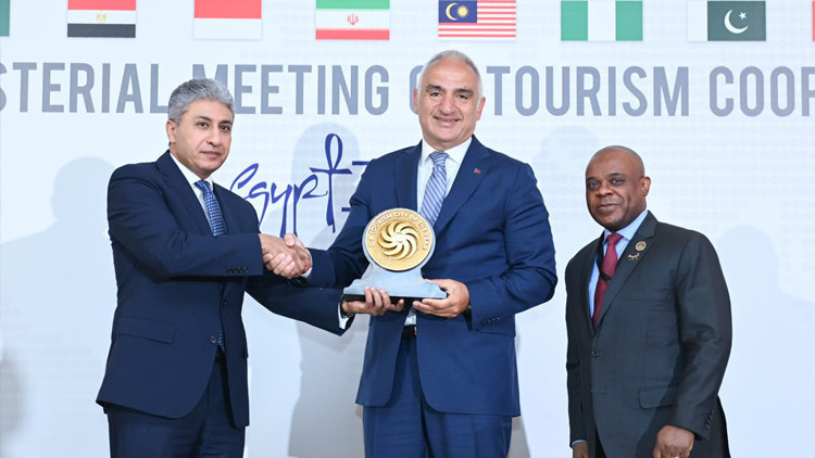 Turizm Bakanı Ersoy D-8 toplantısı için Kahireye gitti: Antalya 2025 Yılı Turizm Şehri seçildi