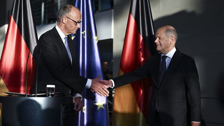 Almanyada bir dönem sona erdi... Scholz görevini Merze devretti Almanyada bir dönem sona erdi... Scholz görevini Merze devretti