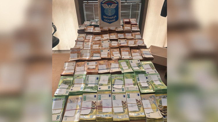 61 bin 300 Euro komşuda kaldı