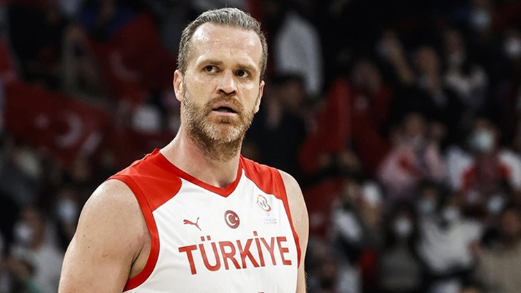 Oğuz Savaş, aktif basketbol kariyerini noktaladı Oğuz Savaş, aktif basketbol kariyerini noktaladı