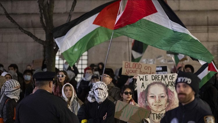 Columbia Üniversitesindeki Filistine destek protestosunda onlarca öğrenci gözaltına alındı