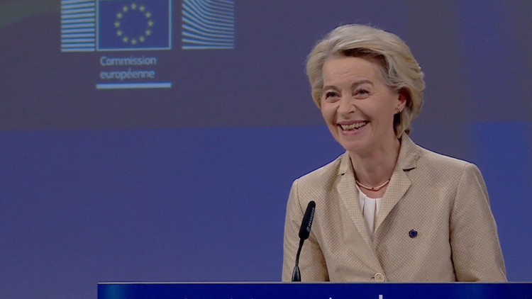 Von der Leyen’den Trump’a “İltifatlarını severim ama çözüm şart”