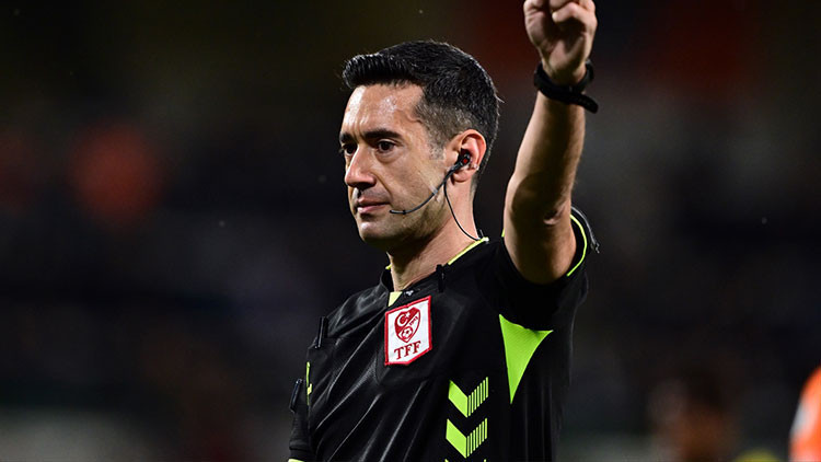 Başakşehir-Fenerbahçe maçının hakemi Burak Pakkanın tartışmalara yol açan kararlarını Fırat Aydınus değerlendirdi: Türkiyede bir ilk oldu, hakem VARA hayır dedi