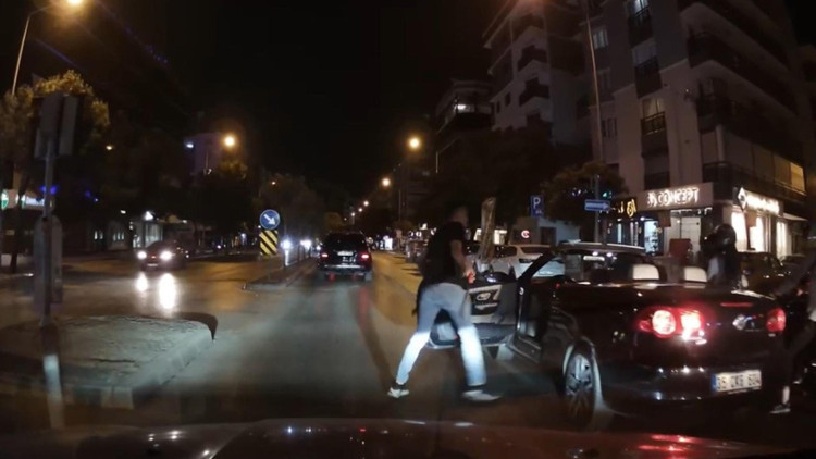 Tartıştığı motosikletlinin üzerine döner bıçağıyla yürüyen sürücü tutuklandı Tartıştığı motosikletlinin üzerine döner bıçağıyla yürüyen sürücü tutuklandı