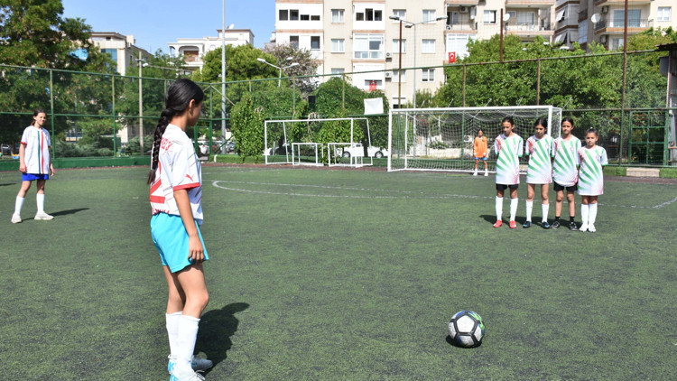 İzmirde Kız Öğrenciler İçin Futbol Turnuvası