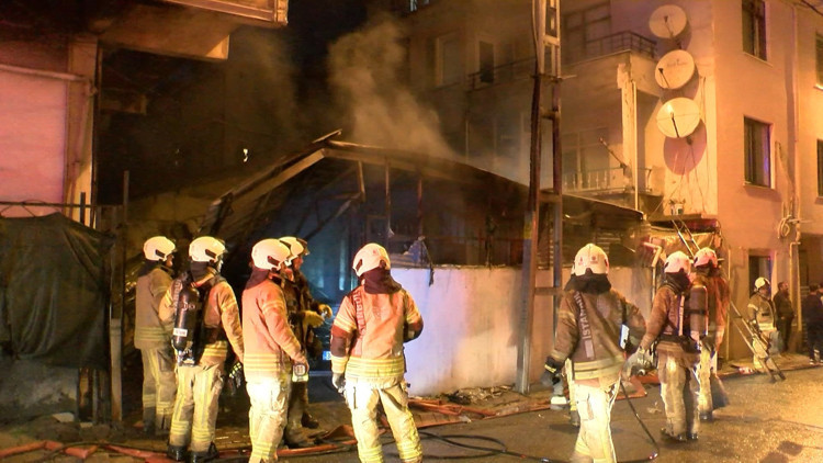 İstanbul - Ümraniye’de gecekondu yangını: bitişikteki binada mahsur kalanları itfaiye kurtardı
