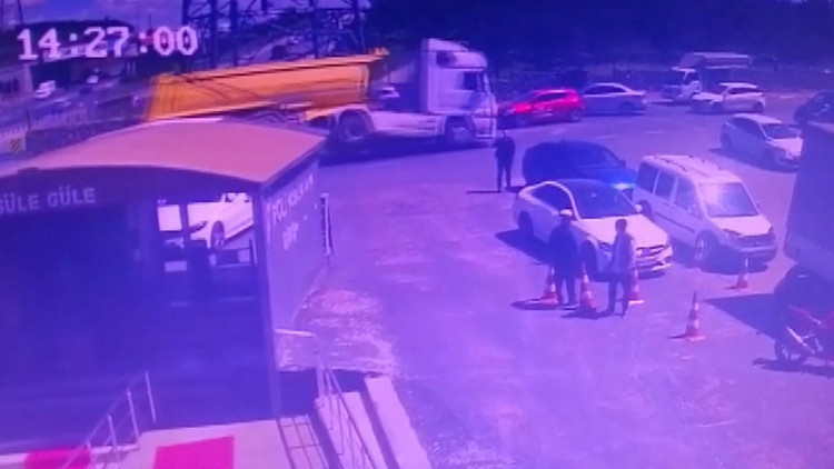 Sultanbeylide dehşete düşüren kaza Hafriyat kamyonu otomobilin üzerine devrildi