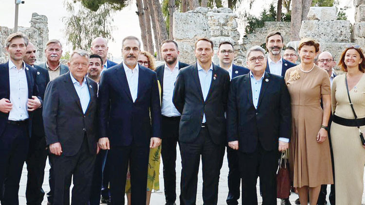 NATO bakanları Antalya’da buluştu NATO bakanları Antalya’da buluştu