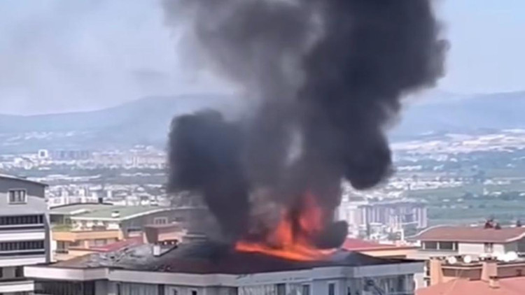 7 katlı apartmanın çatısı alev alev yandı 7 katlı apartmanın çatısı alev alev yandı