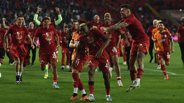 Galatasaray tam kadro şampiyonluk için sahaya çıkıyor Galatasaray tam kadro şampiyonluk için sahaya çıkıyor