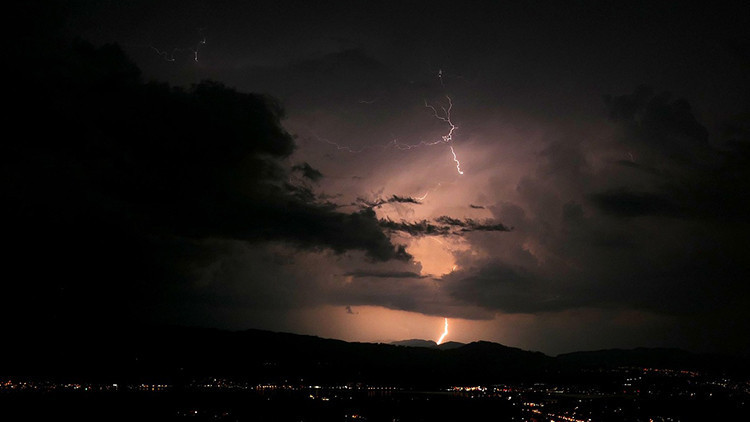 Hindistanda yıldırım düşmesi sonucu 15 kişi yaşamını yitirdi Hindistanda yıldırım düşmesi sonucu 15 kişi yaşamını yitirdi