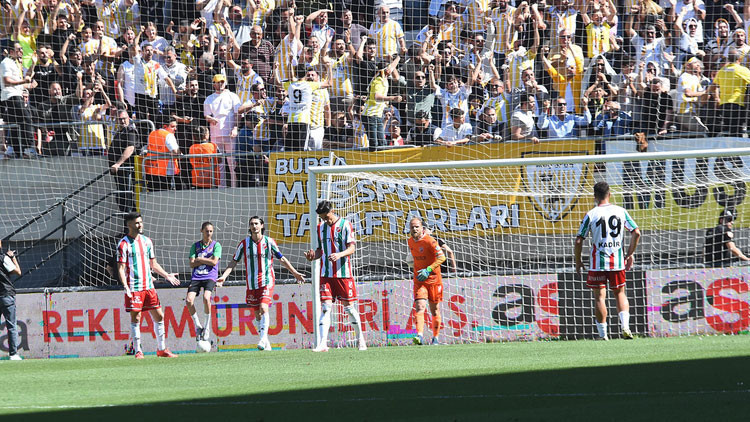 Karşıyakada taraftar-futbolcu gerilimi