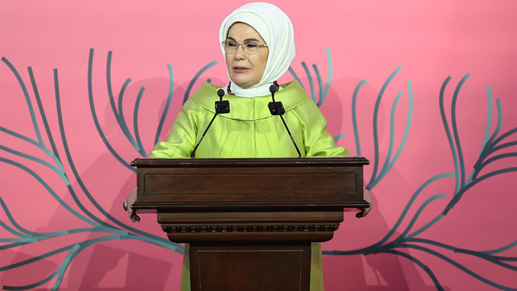 Emine Erdoğan Uluslararası Aile Forumunun galasına katıldı: Doğum sayılarının geriletilmesine geçit vermemeliyiz Emine Erdoğan Uluslararası Aile Forumunun galasına katıldı: Doğum sayılarının geriletilmesine geçit vermemeliyiz