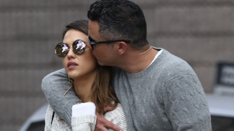 16 yıllık evliliğini çabuk unuttu... Güzel oyuncu beş ayda yeni sevgili buldu... Gül bahçesinde gizli buluşma 16 yıllık evliliğini çabuk unuttu... Güzel oyuncu beş ayda yeni sevgili buldu... Gül bahçesinde gizli buluşma