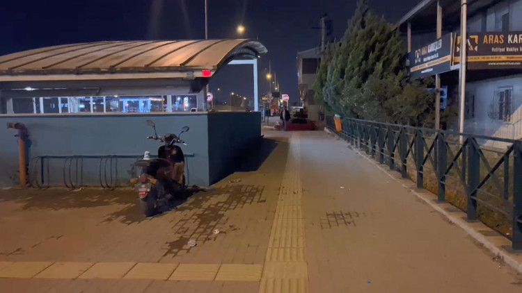 Metro istasyonunda bekleyen 3 arkadaşı bıçakladı Metro istasyonunda bekleyen 3 arkadaşı bıçakladı