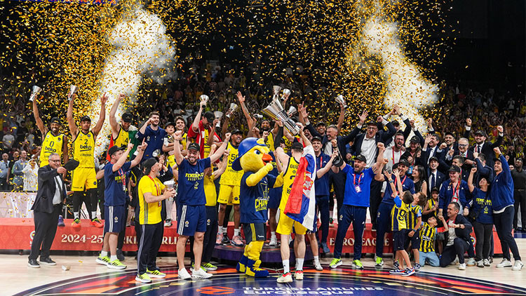 Fenerbahçe Bekoya sporcular ve futbol takımından kutlamalar Fenerbahçe Bekoya sporcular ve futbol takımından kutlamalar