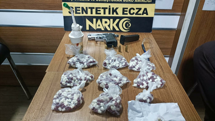 Durdurulan otomobilde 479 sentetik hap ele geçirildi: 5 gözaltı