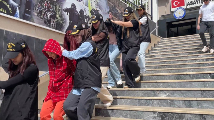 İstanbulda fuhuş çetesi çökertildi; Korsan taksici olduklarını iddia etti