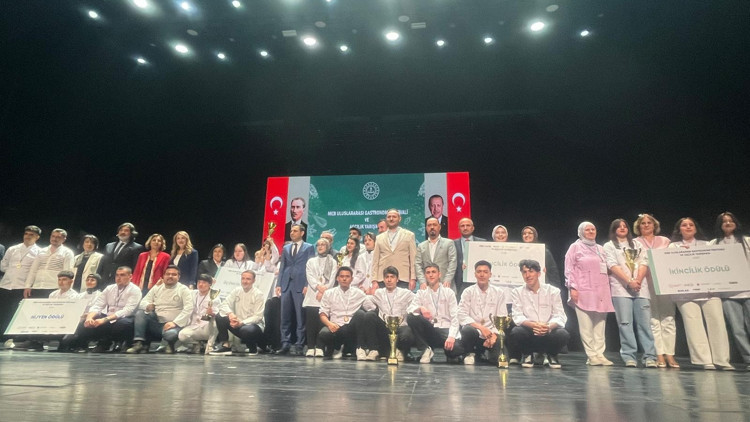 Aşçılık öğrencileri yarıştı...Birinciliği kırmızı pancarlı, cevizli tarhana aldı