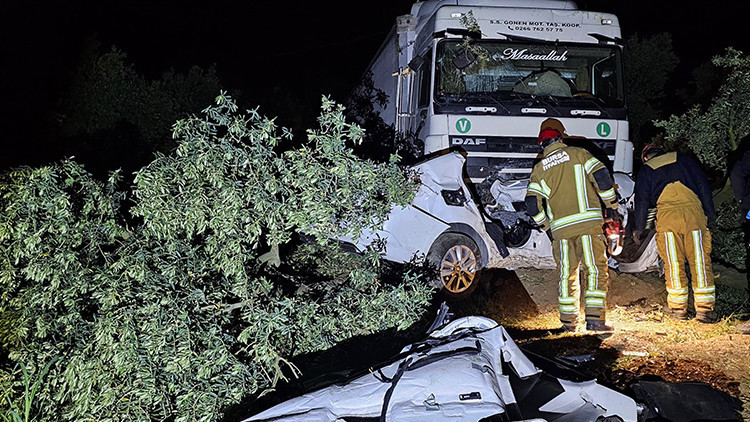 Tır otomobili biçti: 1 ölü, 1 yaralı Tır otomobili biçti: 1 ölü, 1 yaralı