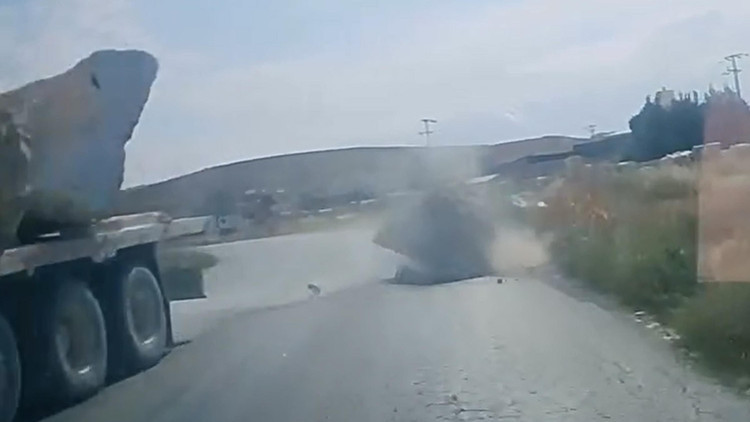 Otomobil sürücüsü, yola düşen mermer bloktan son anda kurtuldu; o anlar kamerada