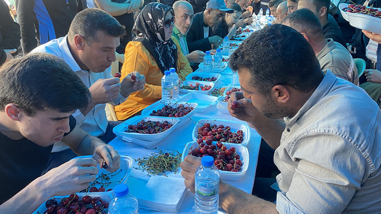 10 dakikada 2 kilo 592 gram yiyip yarışmayı kazandı