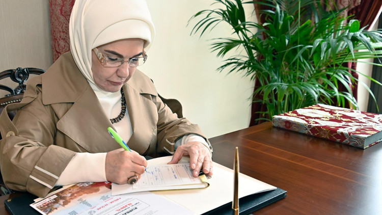Emine Erdoğan, Türk Kızılaya kurban bağışında bulundu