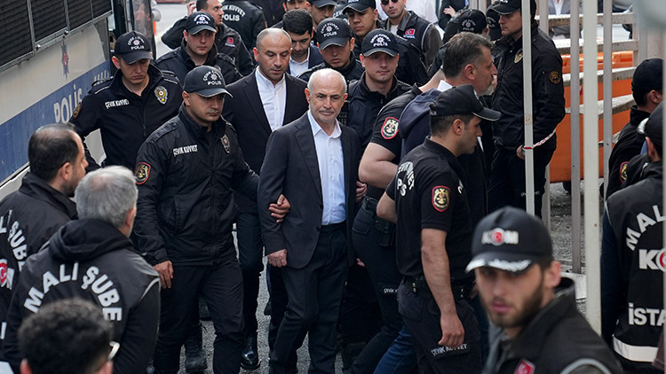 İBB’ye 5. dalga operasyonu: 8 şüpheli tutuklandı İBB’ye 5. dalga operasyonu: 8 şüpheli tutuklandı