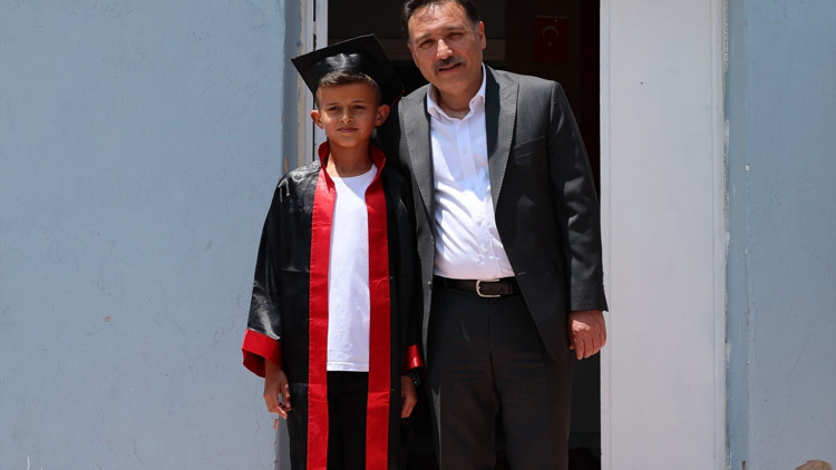 Okulun tek mezununun kep atma törenine Vali de katıldı