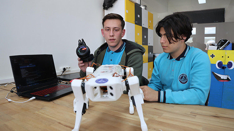 Öğrencilerden görme engellilere ‘robot köpek’ Öğrencilerden görme engellilere ‘robot köpek’