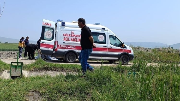 Kanala uçan otomobilin şoförü yaşamını yitirdi Kanala uçan otomobilin şoförü yaşamını yitirdi