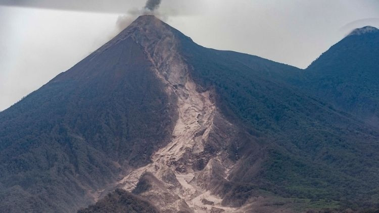 Fuego Yanardağı patladı Halk tahliye edildi, eğitime ara verildi