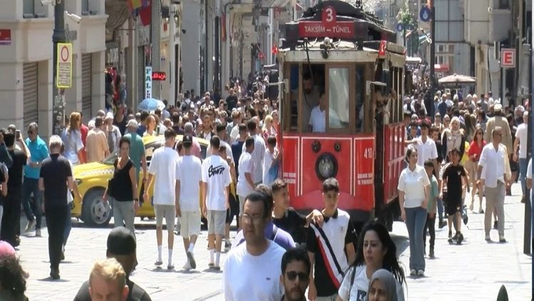 İstiklal Caddesi’nde insan seli, meydan doldu taştı