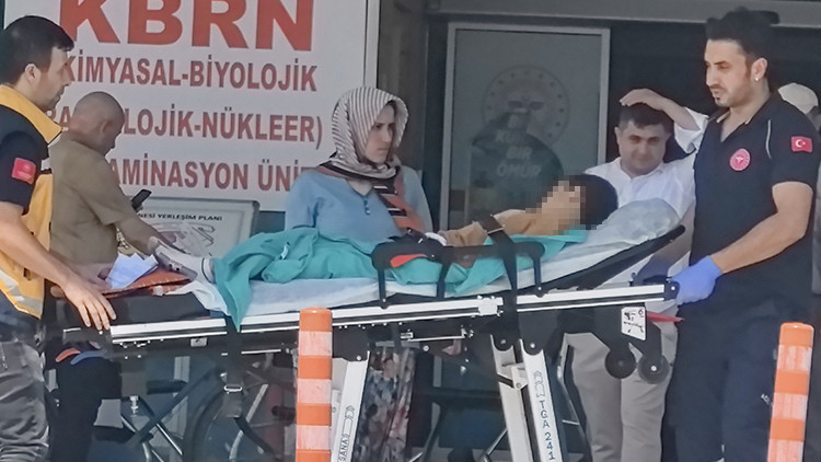 Üzücü olay Kurban kesilen bahçede bıçağın üzerine düşen çocuk ağır yaralandı Üzücü olay Kurban kesilen bahçede bıçağın üzerine düşen çocuk ağır yaralandı