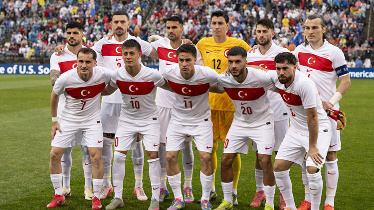 İlk milli maçına çıkan Berke Özer ve Mustafa Eskihellaçın mutluluğu