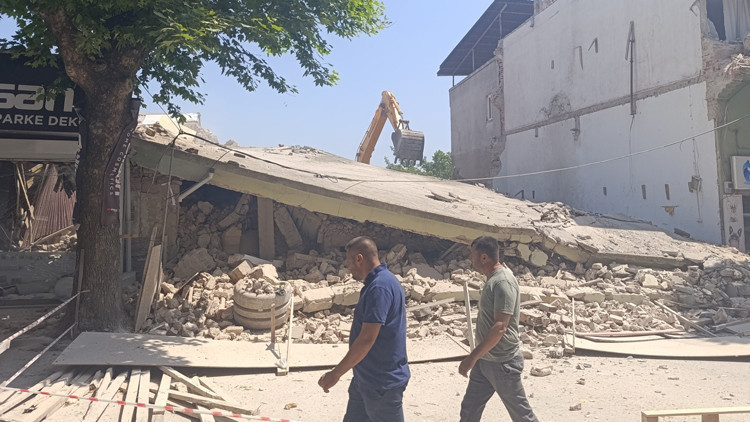 Edirnede 2 katlı bina yıkım sırasında çöktü