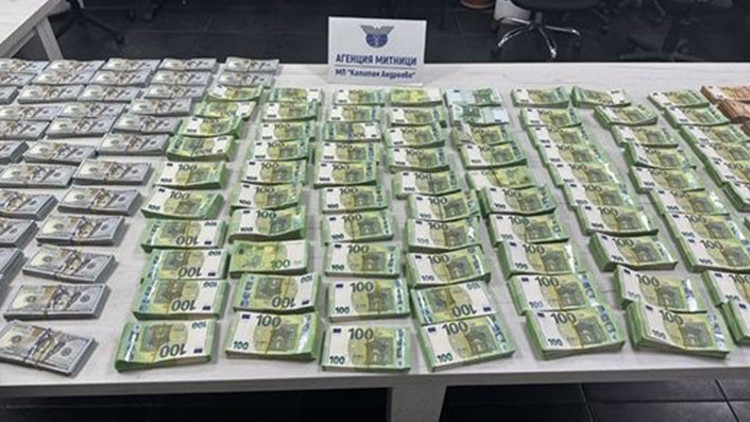 Sırt çantasından yüz binlerce Euro ve Dolar çıktı