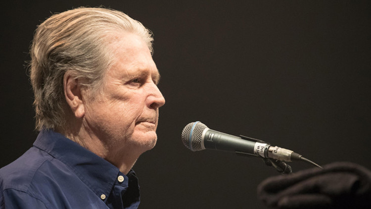 Demansla boğuşan ünlü şarkıcı vefat etti... Karısı ona bebek gibi bakmıştı... Geçen yıl onu kaybedince vesayet altına alındı