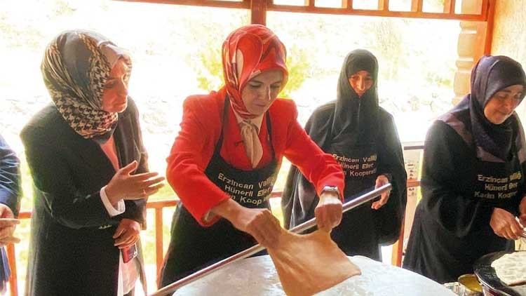 Bakan Göktaş Kadın Kooperatifinde oklavayla hamur açtı Bakan Göktaş Kadın Kooperatifinde oklavayla hamur açtı